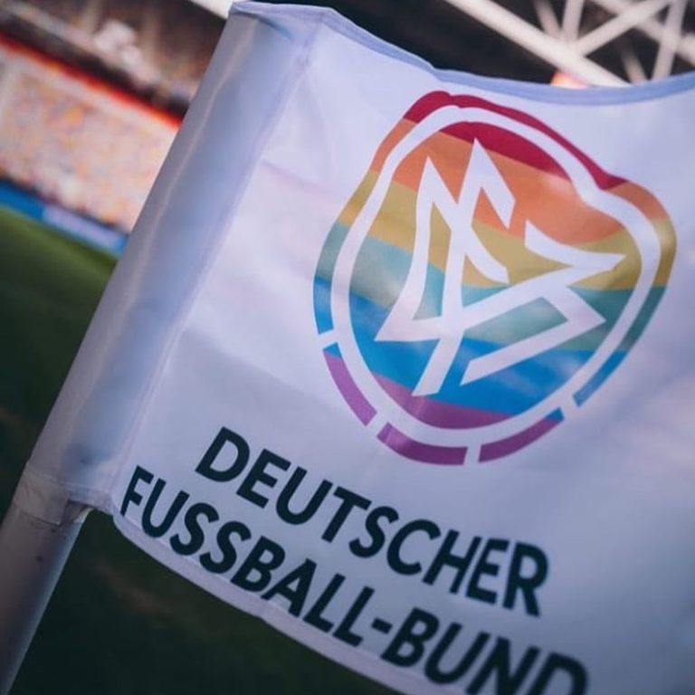 Eckfahne mit dem Logo des Deutschen Fußball-Bunds in Regenbogenfarben