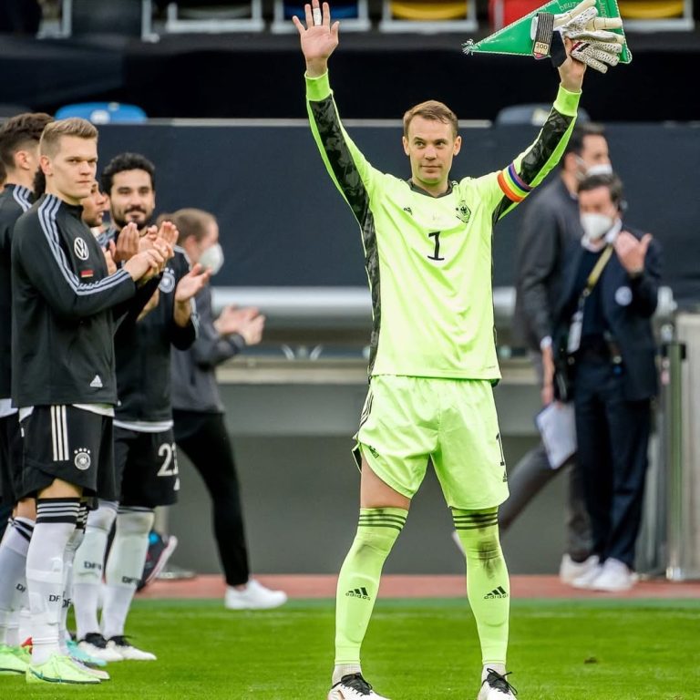 Nationaltorhüter Manuel Neuer mit Regenbogen-Armbinde